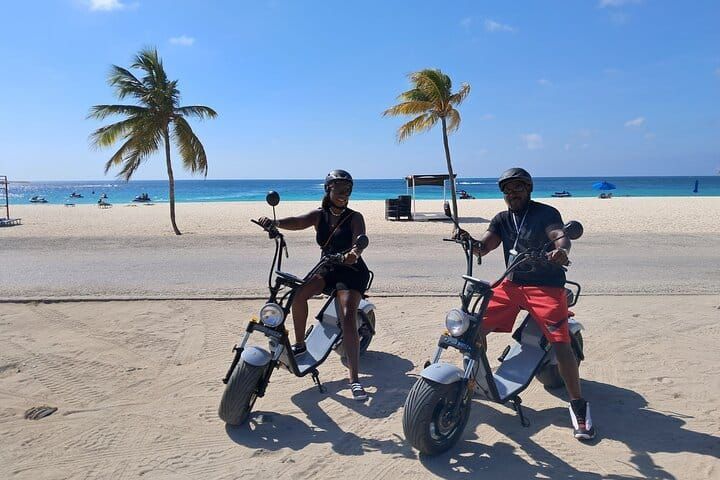 Scootey Aruba elektrische scooters bij het strand